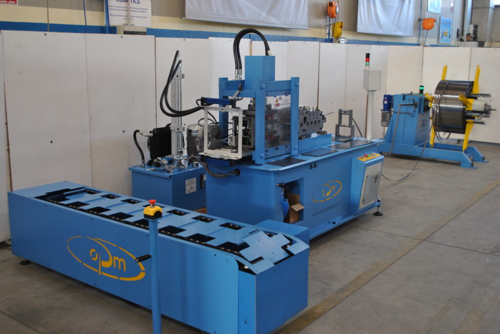 Automatic machine to produce spacers for formworks